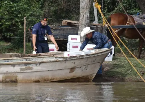 En lancha y contra la corriente, DIF lleva apoyos a comunidades de Navojoa En lancha y contra la corriente, DIF lleva apoyos a comunidades de Navojoa