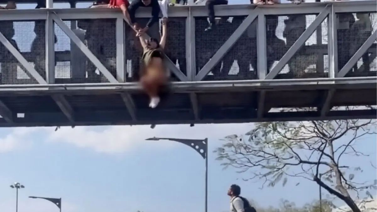 Ciudadanos y policías auxiliares participaron en el rescate de una joven que intentaba arrojarse de un puente peatonal en la Calzada Ignacio Zaragoza