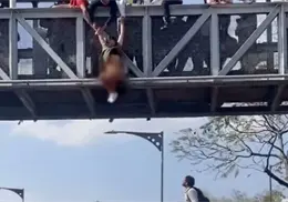 VIDEO l Mujer intenta arrojarse de un puente; Ciudadanos evitan tragedia
