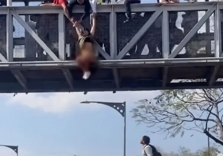 VIDEO l Mujer intenta arrojarse de un puente; Ciudadanos evitan tragedia
