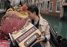 Cornelio Vega canta en Italia y enamora a sus seguidores