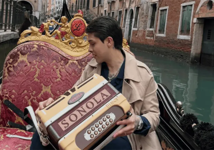 Cornelio Vega canta en Italia y enamora a sus seguidores