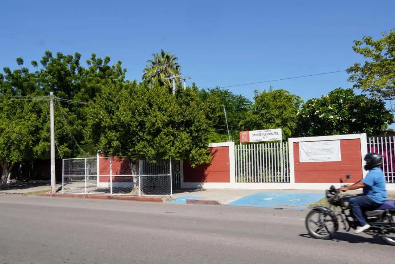 Maestros del CAM 40 Laboral acuden a diferentes planteles a promover sus programas e intituci&oacute;n educativa , ente ellos el CAM 52