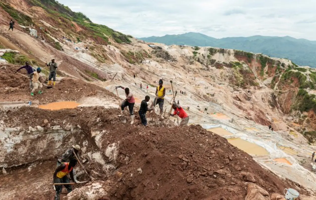 Extrabajadores mencionaron que los túneles se hacen a mano y sin las medidas se seguridad indicadas.