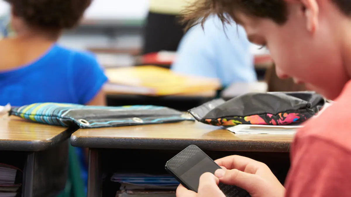 Proh&iacute;ben el uso recreativo del celular en escuelas de Sonora
