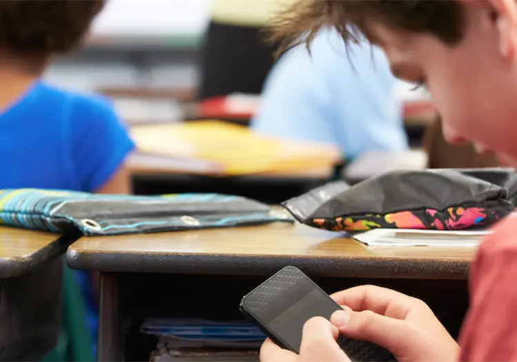 Proh&iacute;ben el uso recreativo del celular en escuelas de Sonora