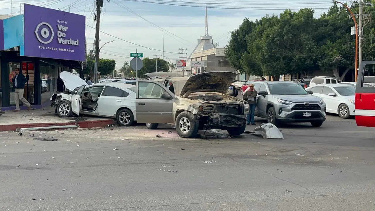 Aparatoso accidente en la calle N&aacute;inari de Ciudad Obreg&oacute;n
