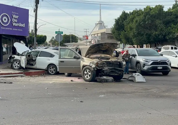 Aparatoso accidente en la calle N&aacute;inari de Ciudad Obreg&oacute;n