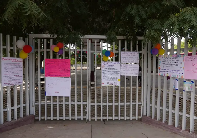 Madres de familia se manifiestan en primaria al sur de Cajeme: piden que no muevan a maestra