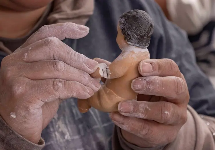 Restauraci&oacute;n de Ni&ntilde;os Dios: manos, color y mirada que devuelven la vida a las im&aacute;genes