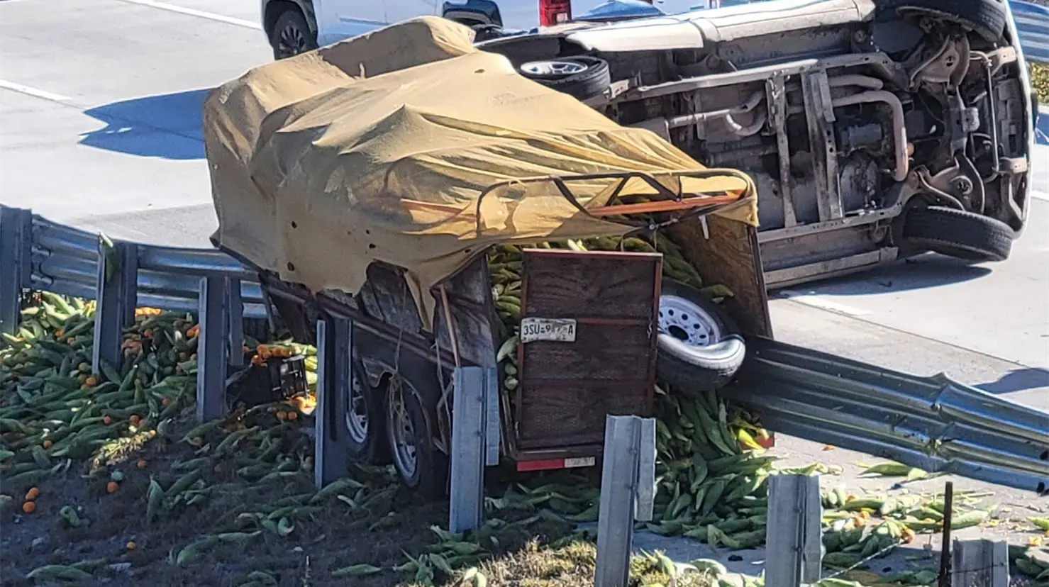 Vuelca camioneta con remolque cargado de ma&iacute;z en Magdalena