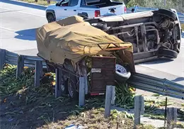 Vuelca camioneta con remolque cargado de ma&iacute;z en Magdalena