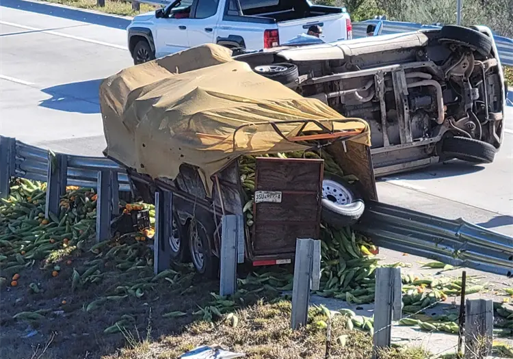 Vuelca camioneta con remolque cargado de ma&iacute;z en Magdalena