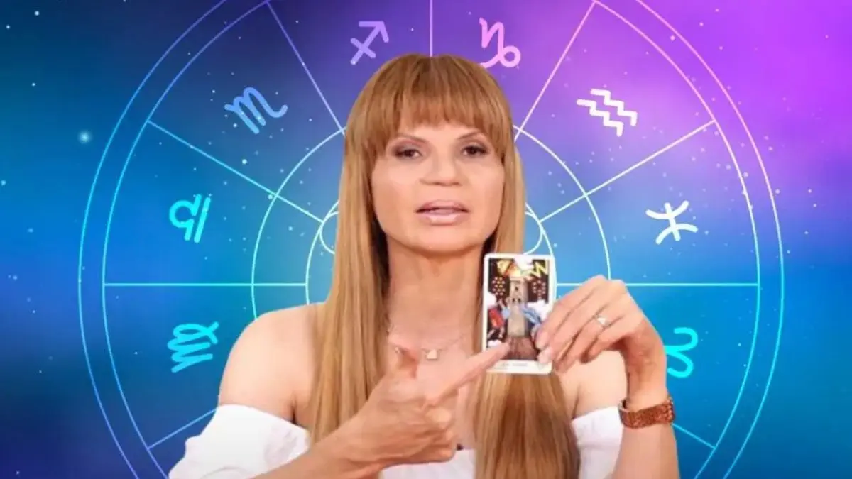 Mhoni Vidente durante una de sus predicciones, compartiendo consejos sobre amor, trabajo y bienestar para todos los signos zodiacales.