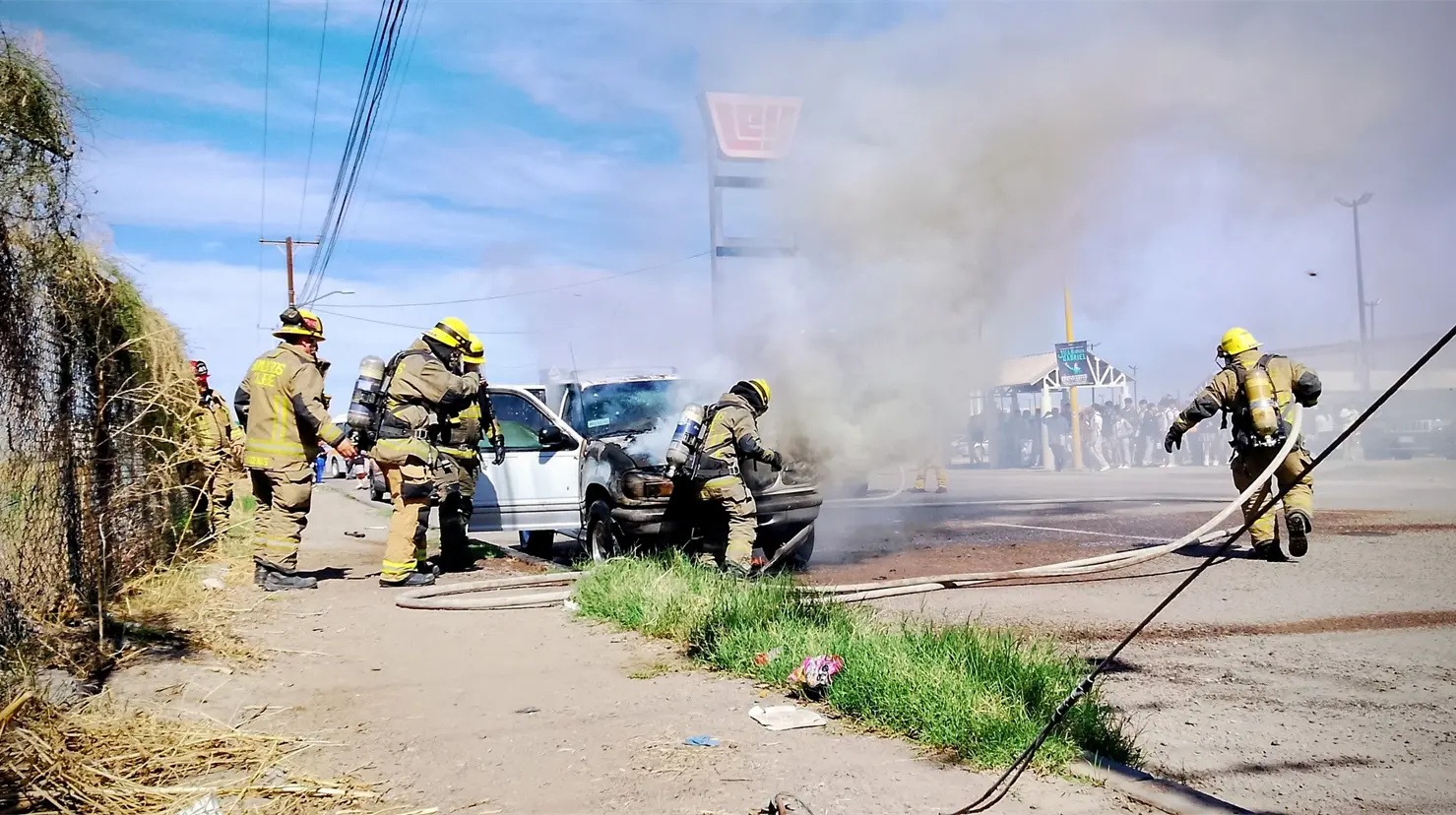Bomberos sofocan incendio en camioneta al sur de Ciudad Obreg&oacute;n