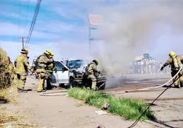 Bomberos sofocan incendio en camioneta al sur de Ciudad Obreg&oacute;n