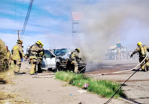 Bomberos sofocan incendio en camioneta al sur de Ciudad Obreg&oacute;n