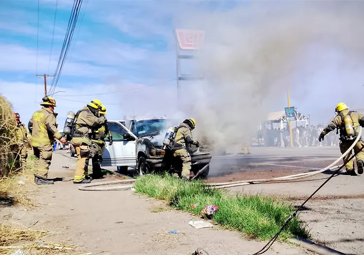 Bomberos sofocan incendio en camioneta al sur de Ciudad Obreg&oacute;n
