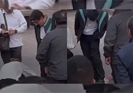 Captan a Hugo Aguilar mientras dos personas se agachan para limpiarle los zapatos y genera fuertes cr&iacute;ticas