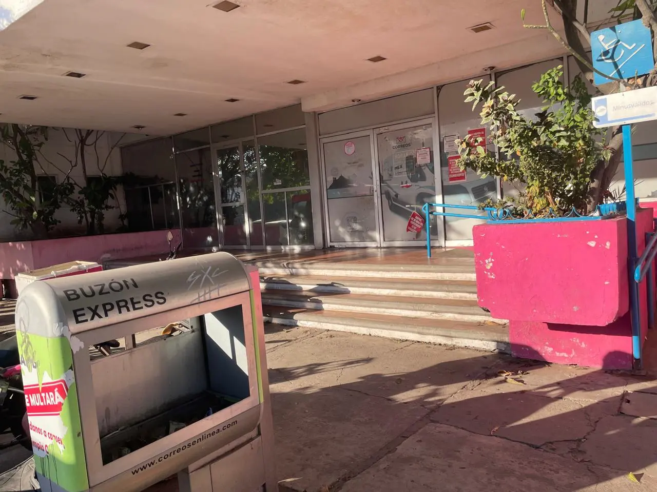 Los trabajadores mantienen pancartas por fuera de las oficinas de Correos en Ciudad Obreg&oacute;n