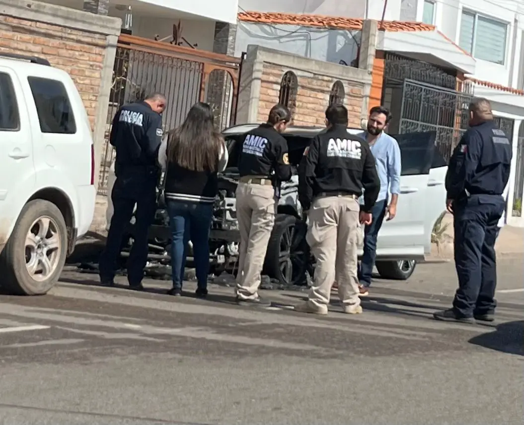 Arde camioneta en la colonia del Valle en Ciudad Obregón