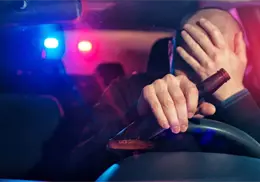 Detienen a hombre por conducir ebrio y descubren a 3 ni&ntilde;os en la cajuela