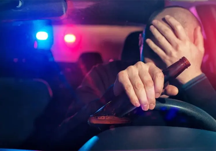 Detienen a hombre por conducir ebrio y descubren a 3 ni&ntilde;os en la cajuela