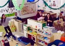 As&iacute; fue la agresi&oacute;n de una maestra a una ni&ntilde;a con autismo en guarder&iacute;a, mientras otras trabajadoras se burlan