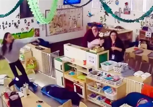 Así fue la agresión de una maestra a una niña con autismo en guardería, mientras otras trabajadoras se burlan Así fue la agresión de una maestra a una niña con autismo en guardería, mientras otras trabajadoras se burlan