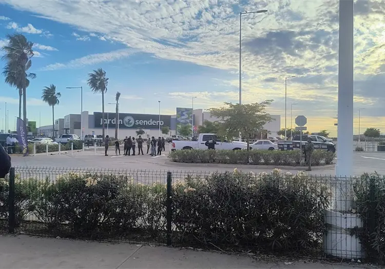 Ejecutan a joven en estacionamiento de plaza comercial de Ciudad Obreg&oacute;n