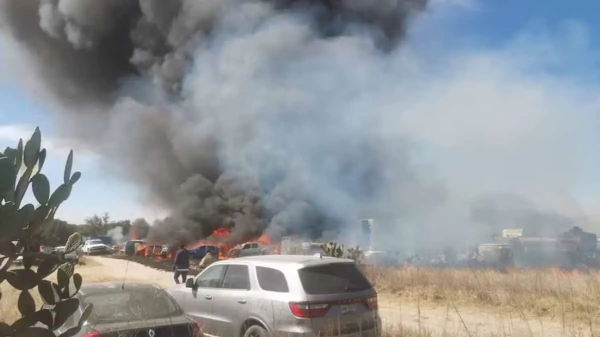 Voraz incendio arrasa con casi 200 autos en corral&oacute;n de la Fiscal&iacute;a de Tlaxcala