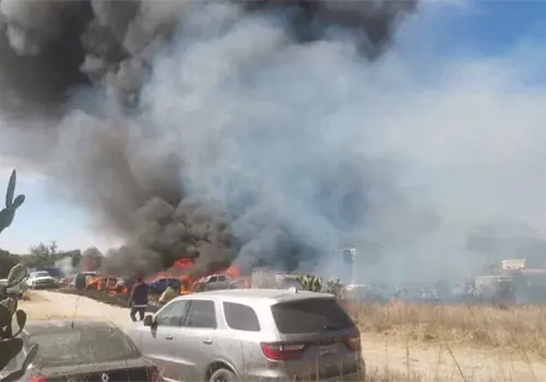Voraz incendio arrasa con casi 200 autos en corral&oacute;n de la Fiscal&iacute;a de Tlaxcala