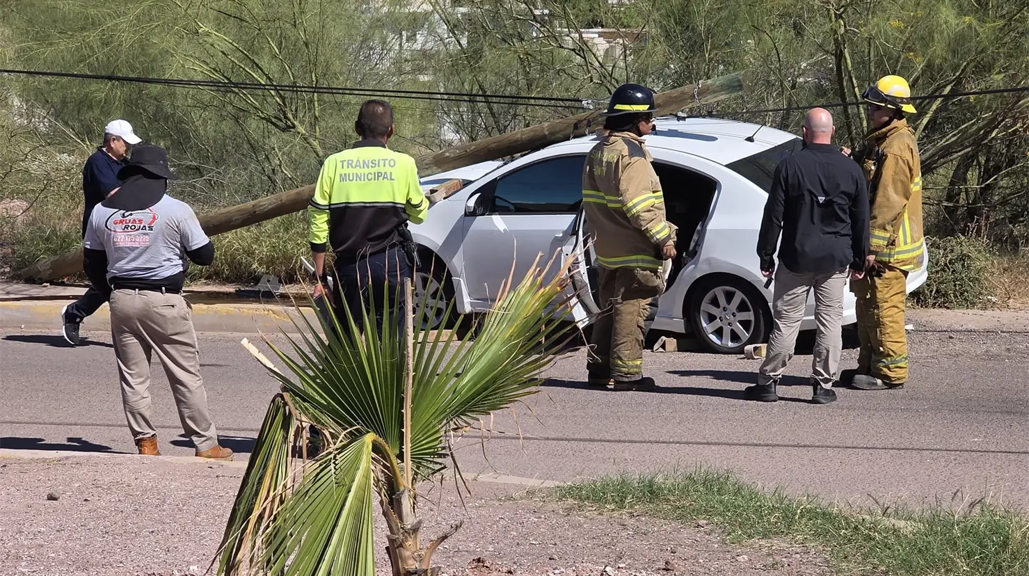 Choca auto con poste al sur de Guaymas
