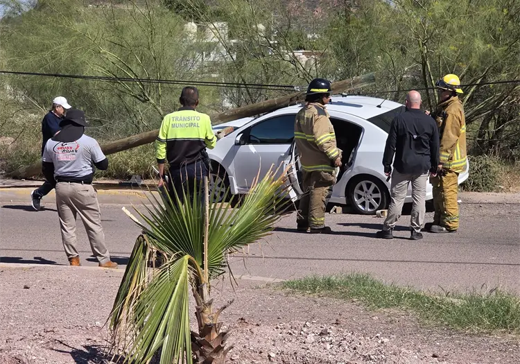 Choca auto con poste al sur de Guaymas
