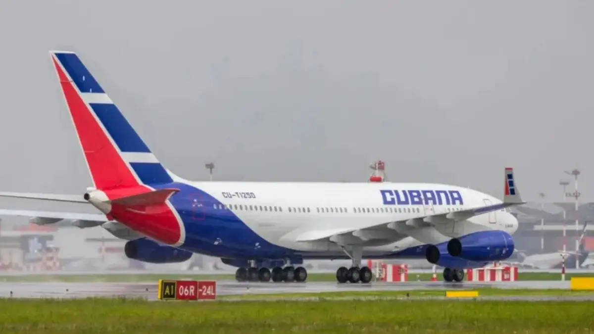 Aviones comerciales permanecen en pista en el aeropuerto internacional Jos&eacute; Mart&iacute;, en La Habana, ante la falta de combustible que podr&iacute;a afectar operaciones a&eacute;reas