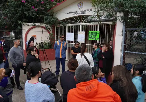 Padres de familia toman escuela en Obreg&oacute;n; piden pago a maestra