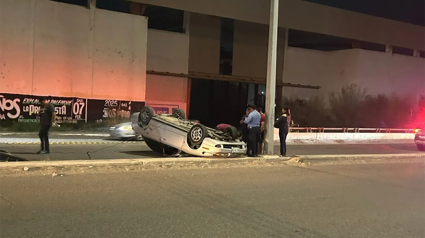 Vuelca autom&oacute;vil en puente de la 300 e Internacional, en Ciudad Obreg&oacute;n