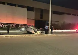 Vuelca autom&oacute;vil en puente de la 300 e Internacional, en Ciudad Obreg&oacute;n