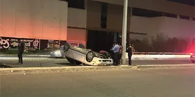 Vuelca autom&oacute;vil en puente de la 300 e Internacional, en Ciudad Obreg&oacute;n