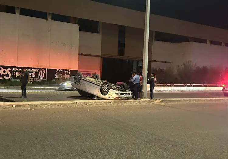 Vuelca autom&oacute;vil en puente de la 300 e Internacional, en Ciudad Obreg&oacute;n