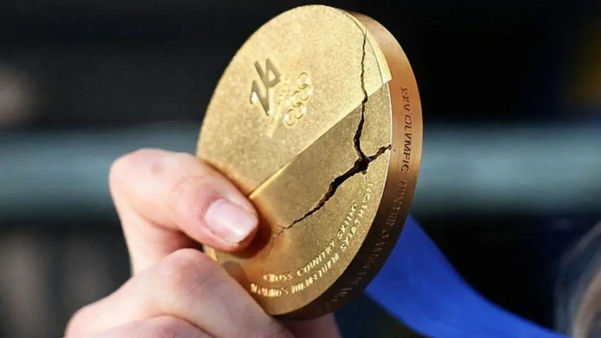 Atletas celebran en el podio mientras el comité organizador investiga fallas detectadas en las medallas olímpicas de Milán-Cortina