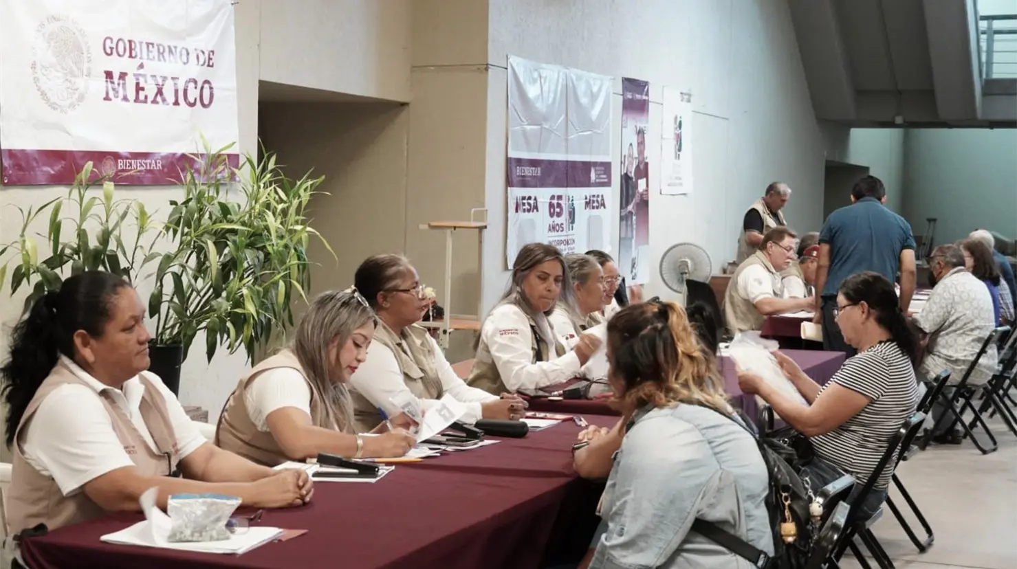 Los adultos mayores y mujeres registradas empezaron a acudir por el pl&aacute;stico del Banco Bienestar en Cajeme