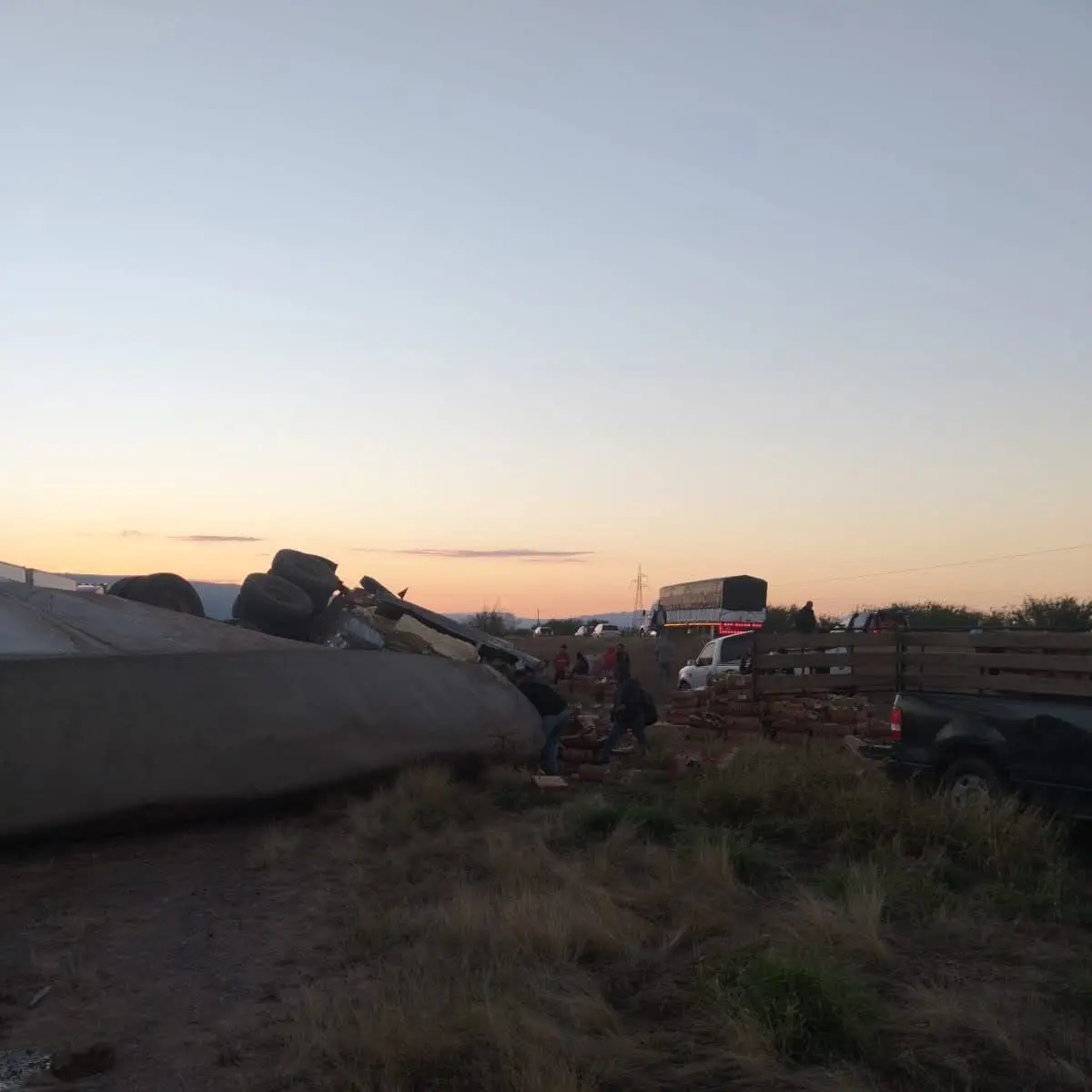 Se desata rapi&ntilde;a tras volcamiento de tr&aacute;iler cargado de tomate al sur de Empalme